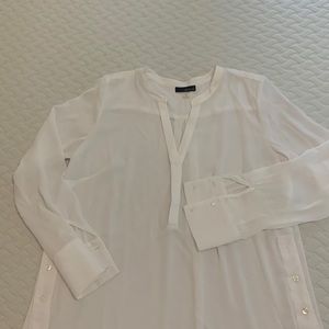 Renuar white tunic top with buttons at side slits. Brand new. Size M